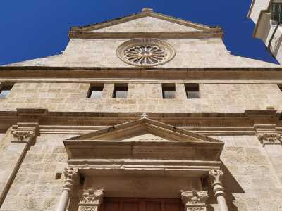 Il prospetto principale dallo slancio verticale � caratterizzato da un rosone in stile romanico e da un architrave sormontato da un timpano triangolare che domina l�ordine inferiore